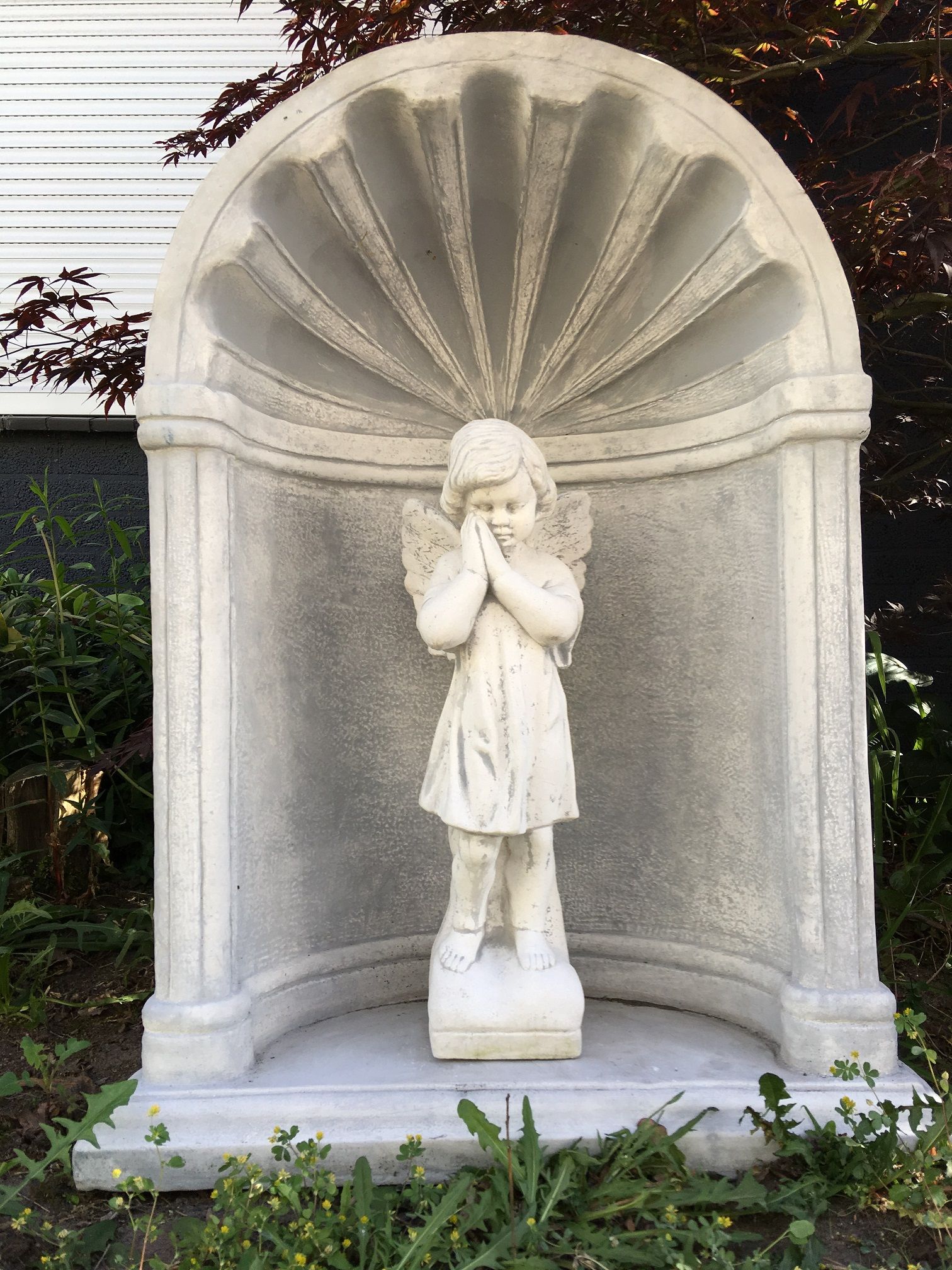 Schöne stehende Engelsstatue aus Stein im Oratorium